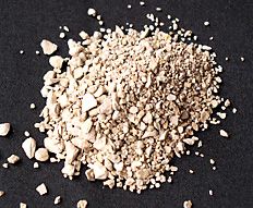 Flocclay odor control granules
